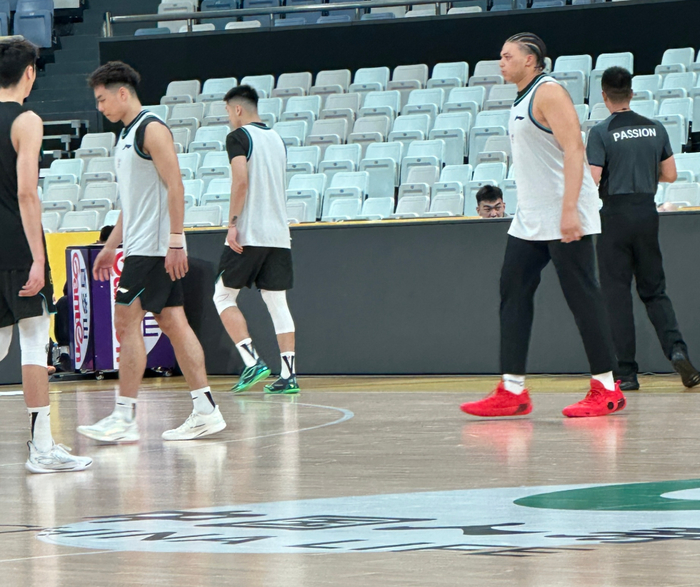 bsport体育最新版官方入口-上海热身险胜广厦！李添荣复出三分6中6，白边统治篮下！|浙江广厦|哈桑·怀特塞德|哈桑-怀特塞德|偰李永炜|胡金秋_新浪体育_新浪新闻